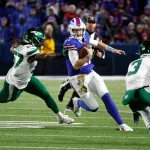 FootballR - NFL Free TV - Die Buffalo Bills lassen den Ball während eines Spiels laufen. Josh Allen wieder als Highlight der Offense der Bills