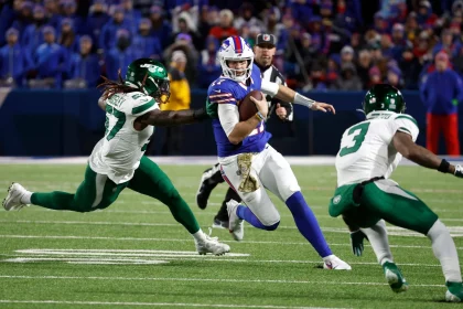 FootballR - NFL Free TV - Die Buffalo Bills lassen den Ball während eines Spiels laufen. Josh Allen wieder als Highlight der Offense der Bills