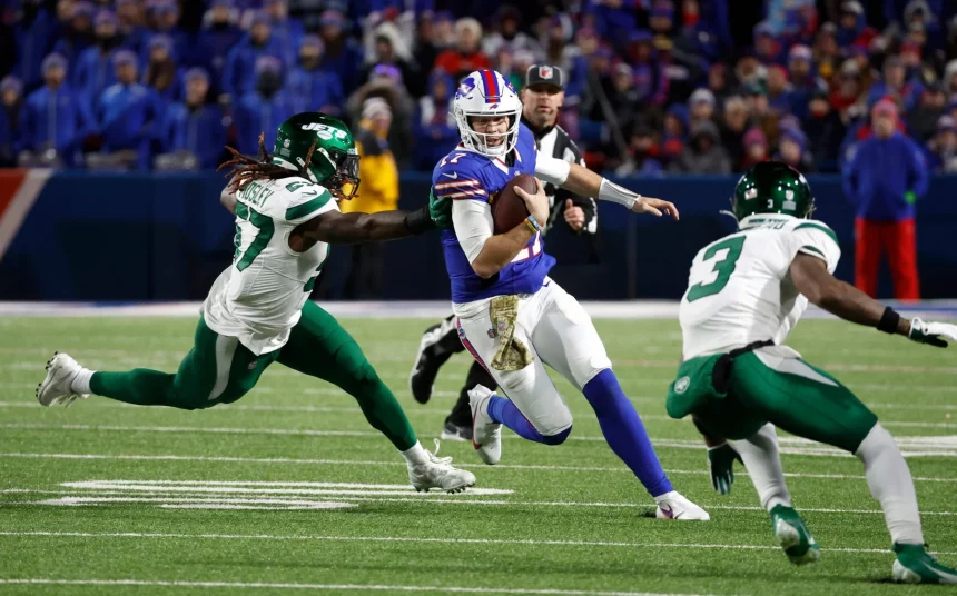 FootballR - NFL Free TV - Die Buffalo Bills lassen den Ball während eines Spiels laufen. Josh Allen wieder als Highlight der Offense der Bills