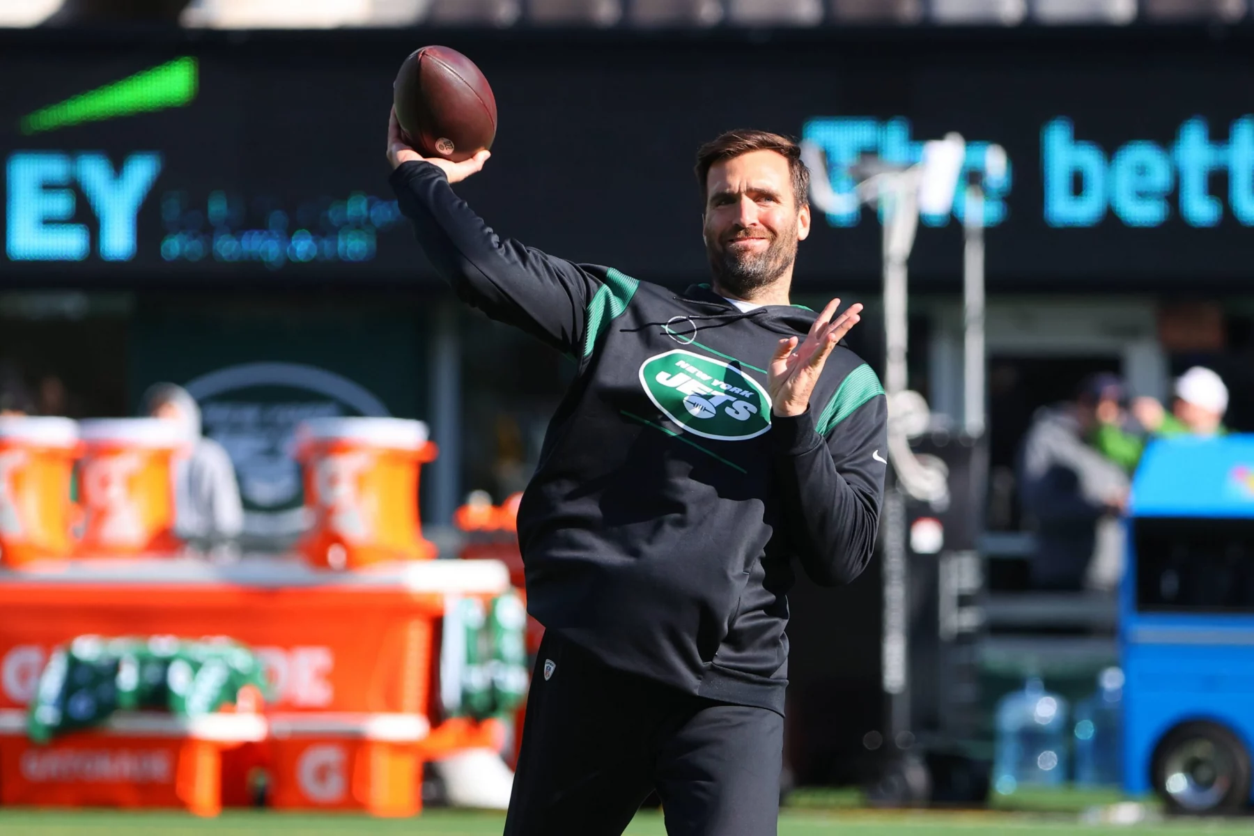 FootballR - NFL - Quarterback Joe Flacco wirft einen Football auf ein Feld.