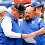 FootballR - NFL - Brian Daboll, Cheftrainer der New York Giants, bespricht während eines Spiels Teamstrategien mit einem DC Martindale.