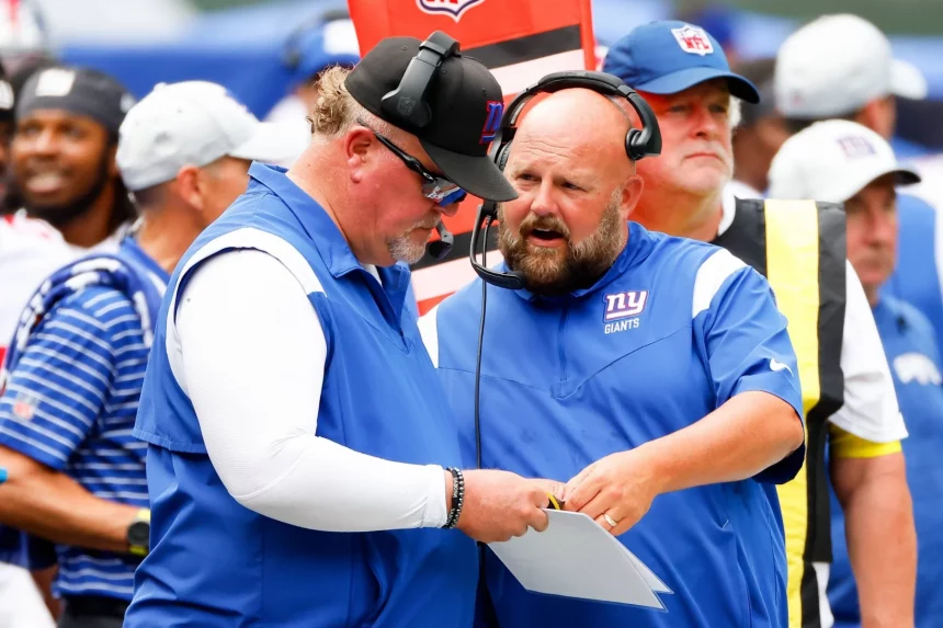 FootballR - NFL - Brian Daboll, Cheftrainer der New York Giants, bespricht während eines Spiels Teamstrategien mit einem DC Martindale.