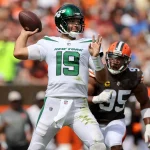 FootballR - NFL - Der womöglich bald Browns Quarterback Joe Flacco wirft den Ball während eines Spiels.