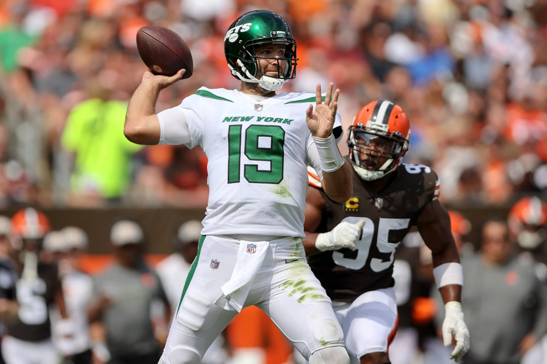 FootballR - NFL - Der womöglich bald Browns Quarterback Joe Flacco wirft den Ball während eines Spiels.