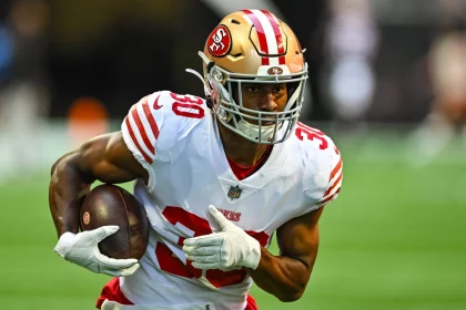 FootballR - NFL - Ein Footballspieler der San Francisco 49ers, der mit dem Ball läuft, George Odum.