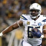 FootballR - NFL - Ein Spieler der San Diego Chargers, Antonio Gates, läuft mit dem Ball. Das Bild wird im Rahmen des Artikels: "Hall of Fame 2024: Julius Peppers & Antonio Gates unter den Halbfinalisten" verwendet.