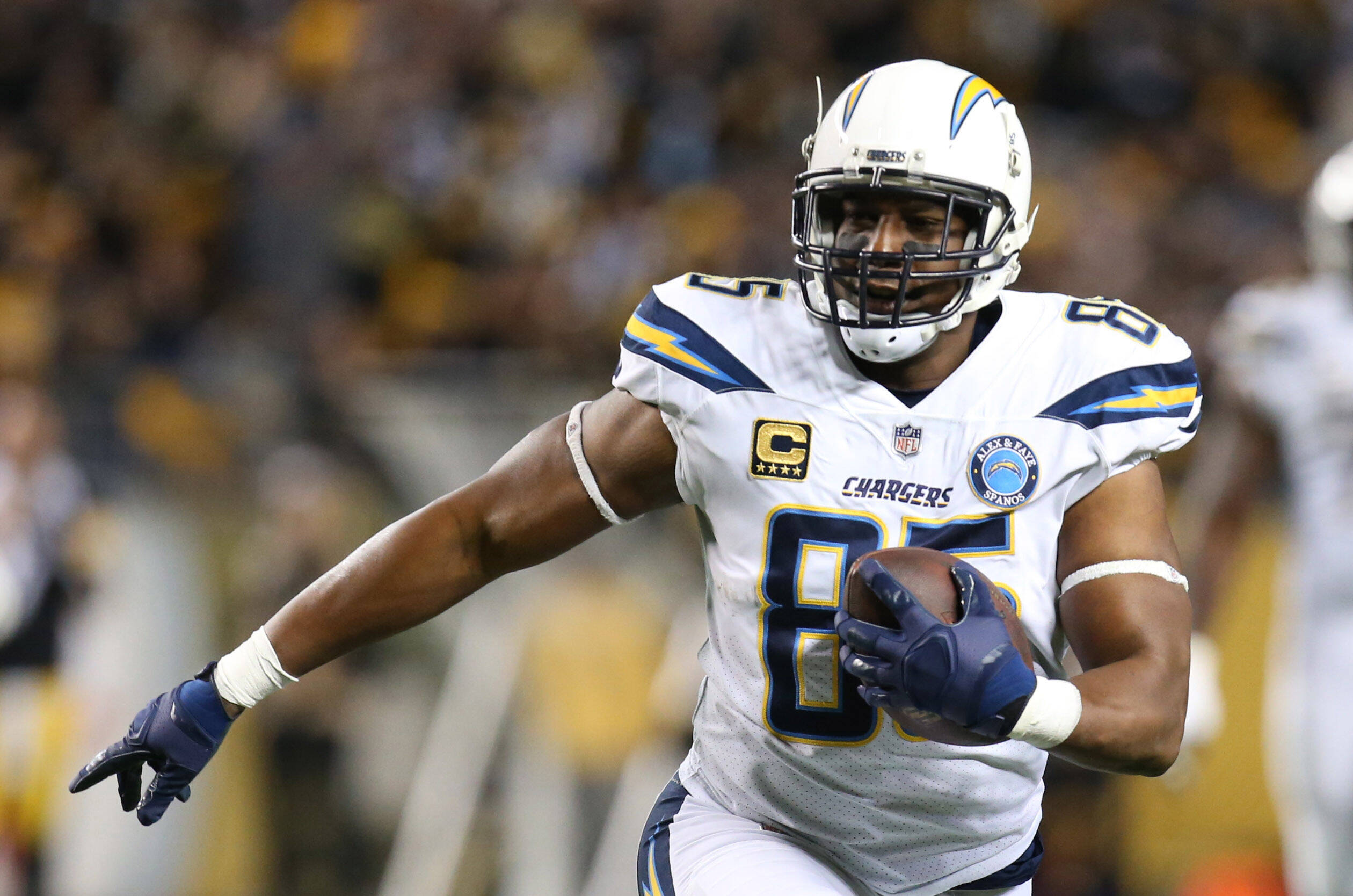 FootballR - NFL - Ein Spieler der San Diego Chargers, Antonio Gates, läuft mit dem Ball. Das Bild wird im Rahmen des Artikels: "Hall of Fame 2024: Julius Peppers & Antonio Gates unter den Halbfinalisten" verwendet.