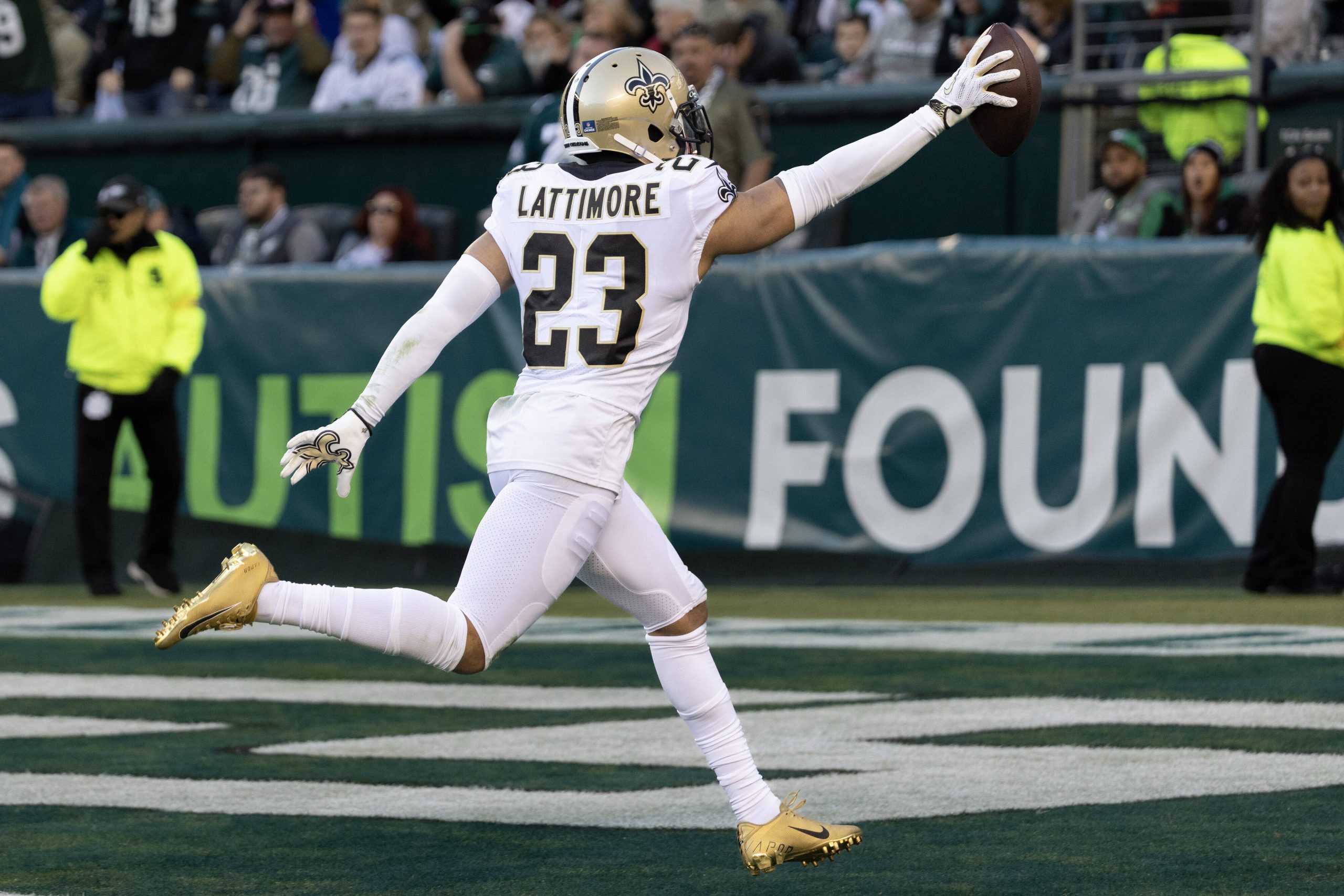 FootballR - NFL - Saints NFL-Spieler Marshon Lattimore feiert einen Touchdown.