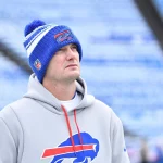FootballR - NFL - Offensive Coordinator Ken Dorsey trägt eine Bills-Mütze.