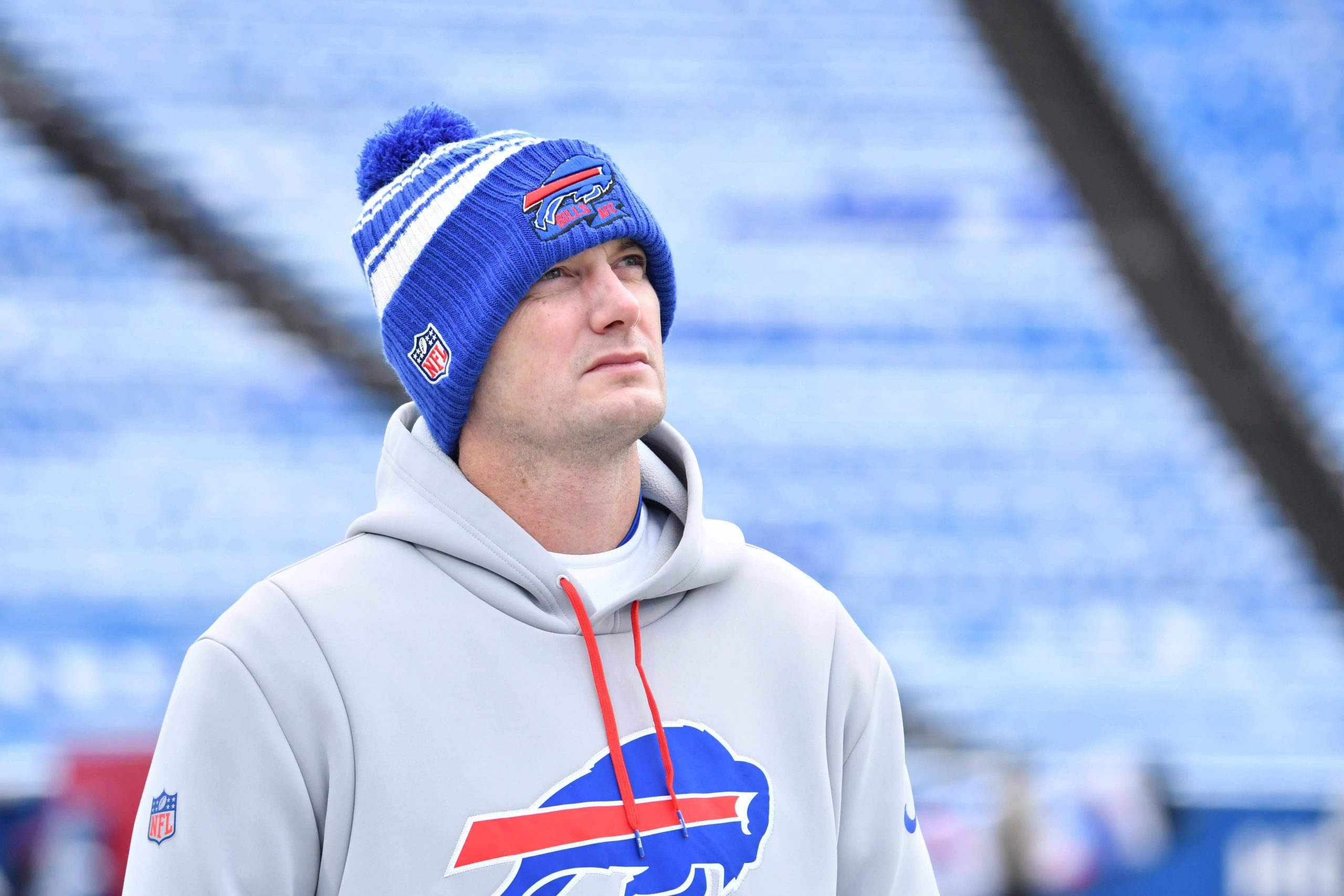 FootballR - NFL - Offensive Coordinator Ken Dorsey trägt eine Bills-Mütze.