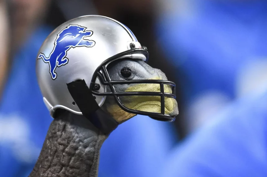Thanksgiving 2025 - NFL Thanksgiving 2024 - Ein Thanksgiving-Truthahn, der einen Helm der Detroit Lions aufsetzt.