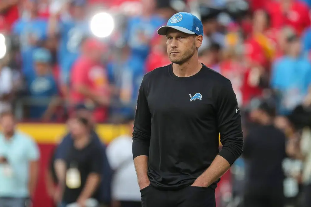 FootballR - NFL - Der Offensive Coordinator der Detroit Lions, Ben Johnson, schaut während eines Spiels zu.