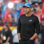 FootballR - NFL - Der Offensive Coordinator der Detroit Lions, Ben Johnson, schaut während eines Spiels zu.