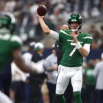 FootballR - NFL - Der Quarterback der New York Jets, Tim Boyle, wirft den Ball während eines Spiels. Er wird Zach Wilson im Spiel gegen die Dolphins ersetzen.