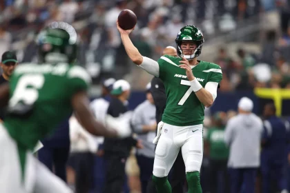 FootballR - NFL - Der Quarterback der New York Jets, Tim Boyle, wirft den Ball während eines Spiels. Er wird Zach Wilson im Spiel gegen die Dolphins ersetzen.
