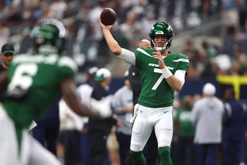 FootballR - NFL - Der Quarterback der New York Jets, Tim Boyle, wirft den Ball während eines Spiels. Er wird Zach Wilson im Spiel gegen die Dolphins ersetzen.