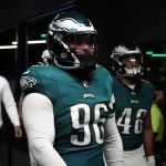 FootballR - NFL - Der ehemalige Eagles 1st Rounder Derek Barnett in der Umkleidekabine.