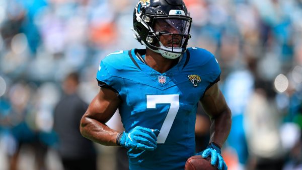 FootballR - NFL - Der Spieler der Jacksonville Jaguars, Receiver Zay Jones, läuft mit dem Ball.