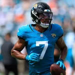 FootballR - NFL - Der Spieler der Jacksonville Jaguars, Receiver Zay Jones, läuft mit dem Ball.