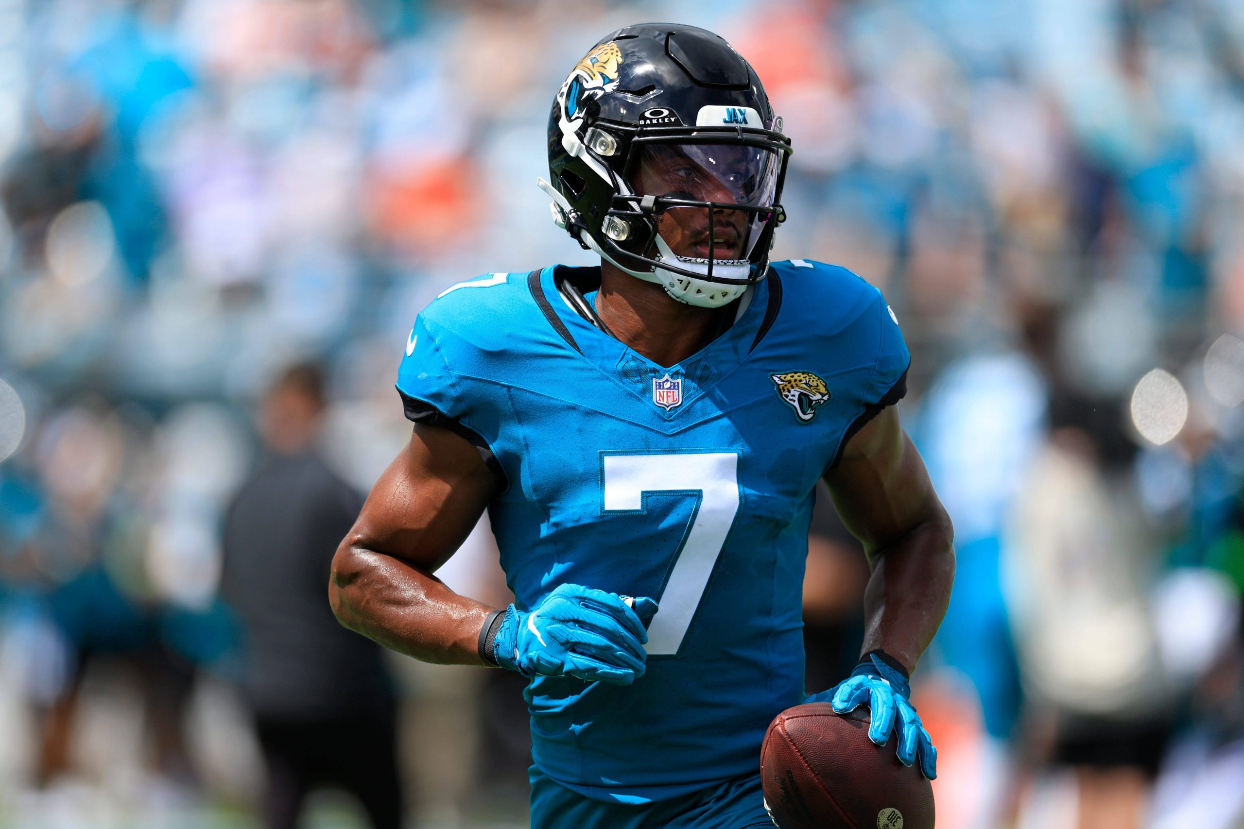 FootballR - NFL - Der Spieler der Jacksonville Jaguars, Receiver Zay Jones, läuft mit dem Ball.