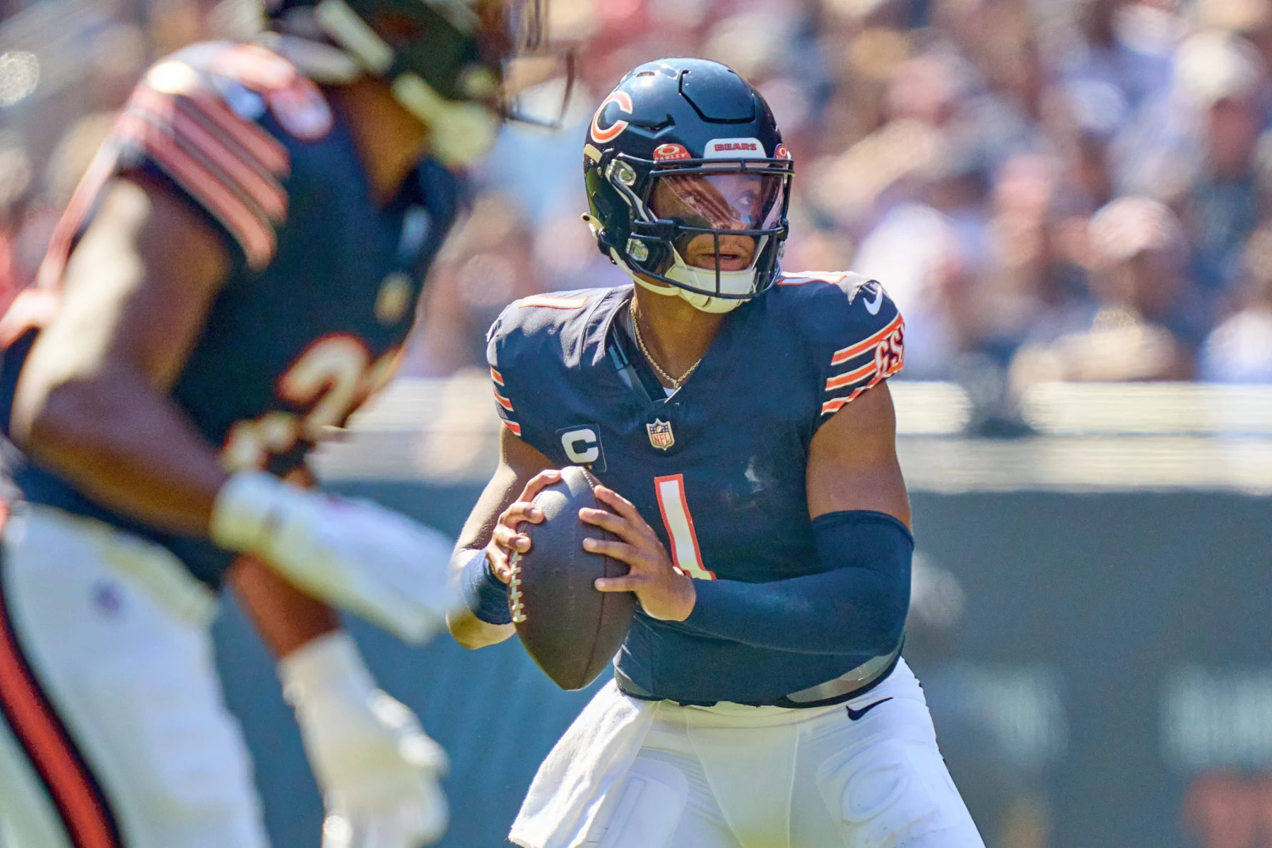 FootballR - NFL - Justin Fields, ein Quarterback der Chicago Bears, wirft den Ball in seinem Rückspiel gegen die Lions.