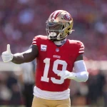 FootballR - NFL - Deebo Samuel, Wide receiver der San Francisco 49ers, zeigt den Daumen nach oben.