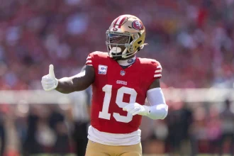 FootballR - NFL - Deebo Samuel, Wide receiver der San Francisco 49ers, zeigt den Daumen nach oben.