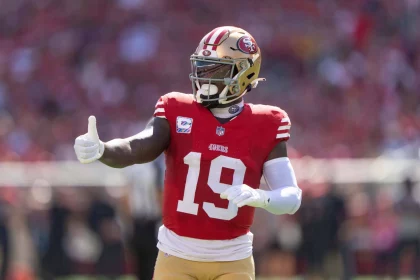 FootballR - NFL - Deebo Samuel, Wide receiver der San Francisco 49ers, zeigt den Daumen nach oben.