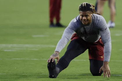 49ers Defensive End Chase Young am Feld