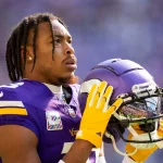 FootballR - NFL - Heute im Free-TV - Receiver Justin Jefferson, Minnesota Vikings, trägt einen Helm.
