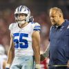 FootballR - NFL - Dallas Cowboys Assistant, spricht mit einem Spieler auf dem Spielfeld namens Leighton Vander Esch.