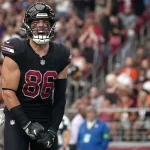 FootballR - NFL - Tight End Zach Ertz von den Arizona Cardinals lacht während eines NFL-Spiels.