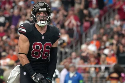 FootballR - NFL - Tight End Zach Ertz von den Arizona Cardinals lacht während eines NFL-Spiels.