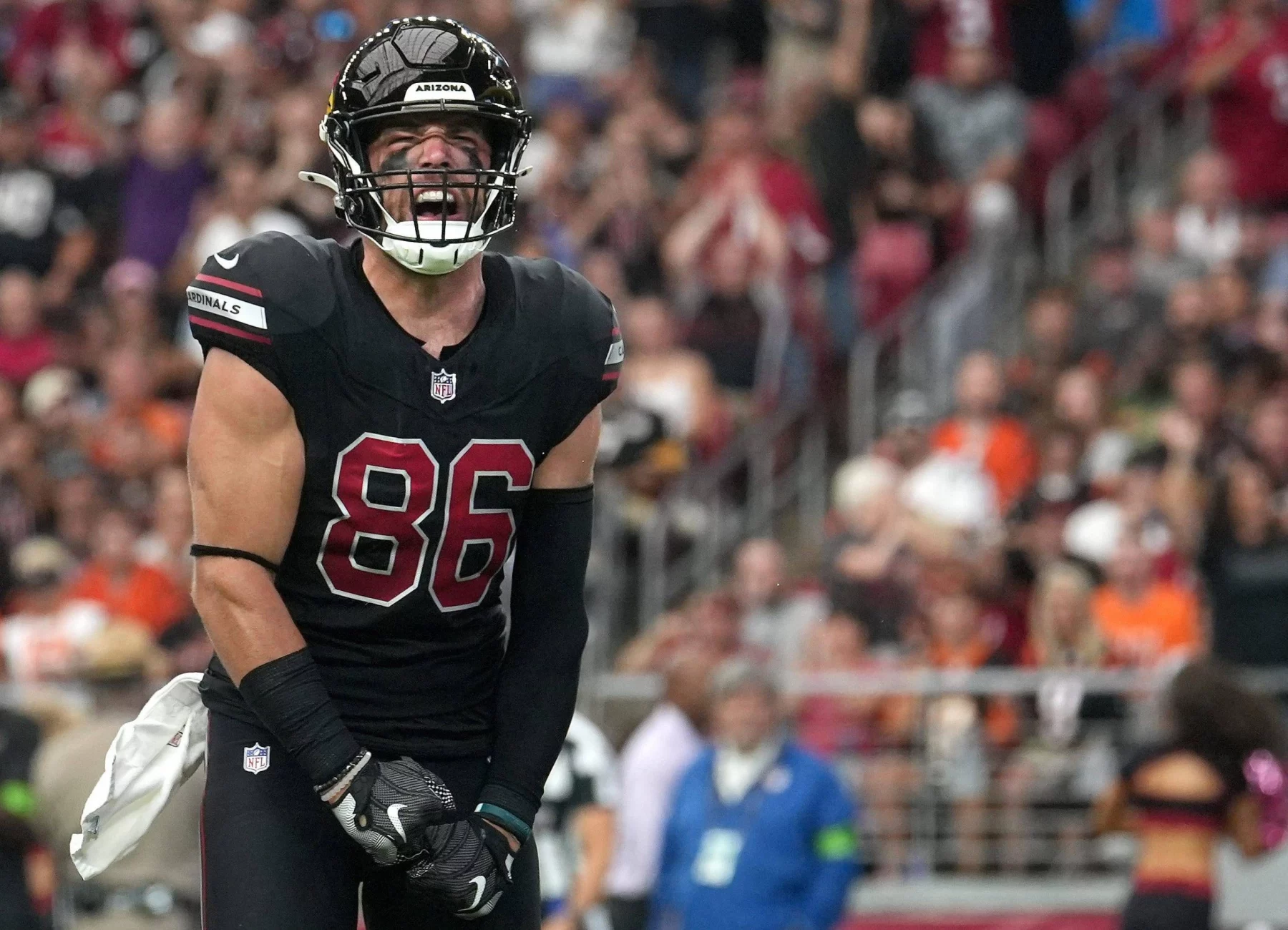 FootballR - NFL - Tight End Zach Ertz von den Arizona Cardinals lacht während eines NFL-Spiels.