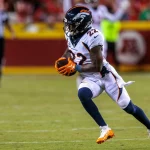 FootballR - NFL - Broncos Safety Kareem Jackson läuft mit dem Ball.