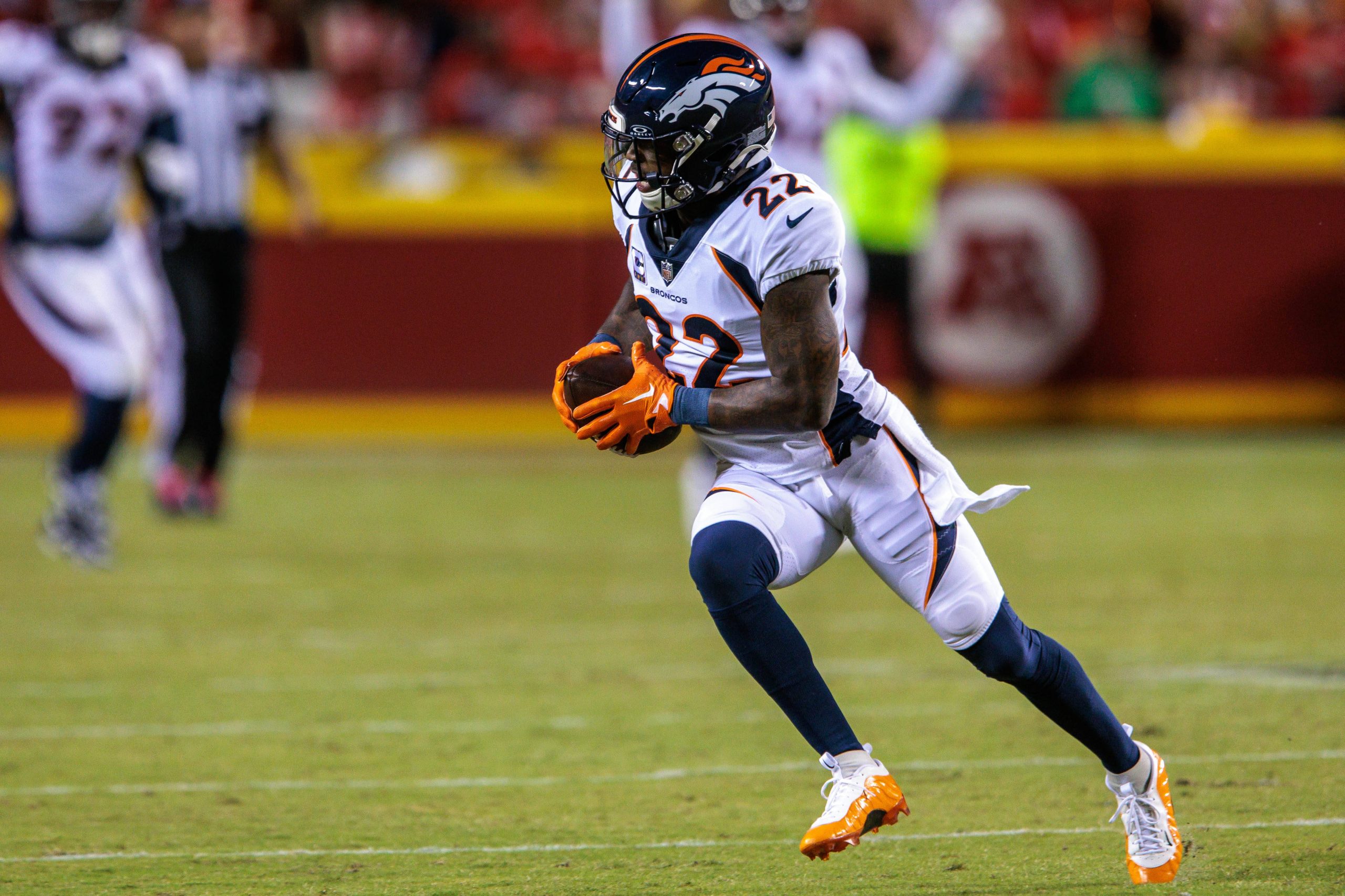 FootballR - NFL - Broncos Safety Kareem Jackson läuft mit dem Ball.