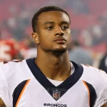 FootballR - NFL - Patrick Surtain II, ein Spieler der Denver Broncos, steht auf dem Spielfeld.