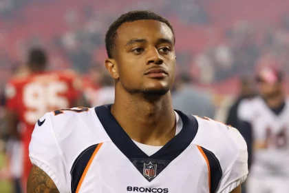 FootballR - NFL - Patrick Surtain II, ein Spieler der Denver Broncos, steht auf dem Spielfeld.