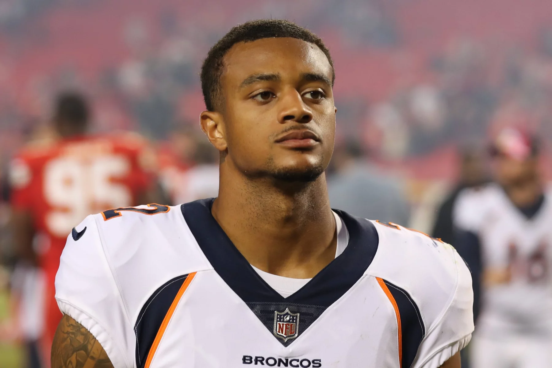 FootballR - NFL - Patrick Surtain II, ein Spieler der Denver Broncos, steht auf dem Spielfeld.