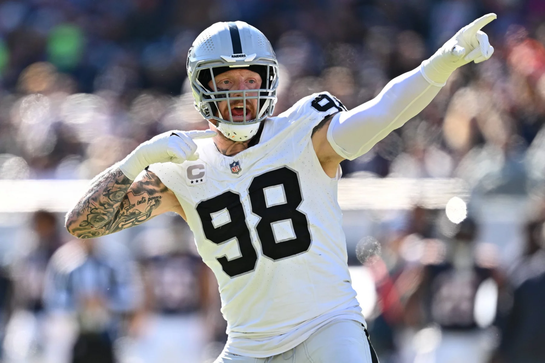 FootballR - NFL Trade Deadline - Der Footballspieler der Raiders, Maxx Crosby, wirft seine Arme in die Luft.