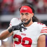 FootballR - NFL - Ein 49ers-Footballspieler mit langen Haaren namens Talanoa Hufanga.