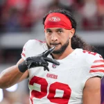 FootballR - NFL - Ein 49ers-Footballspieler mit langen Haaren namens Talanoa Hufanga.