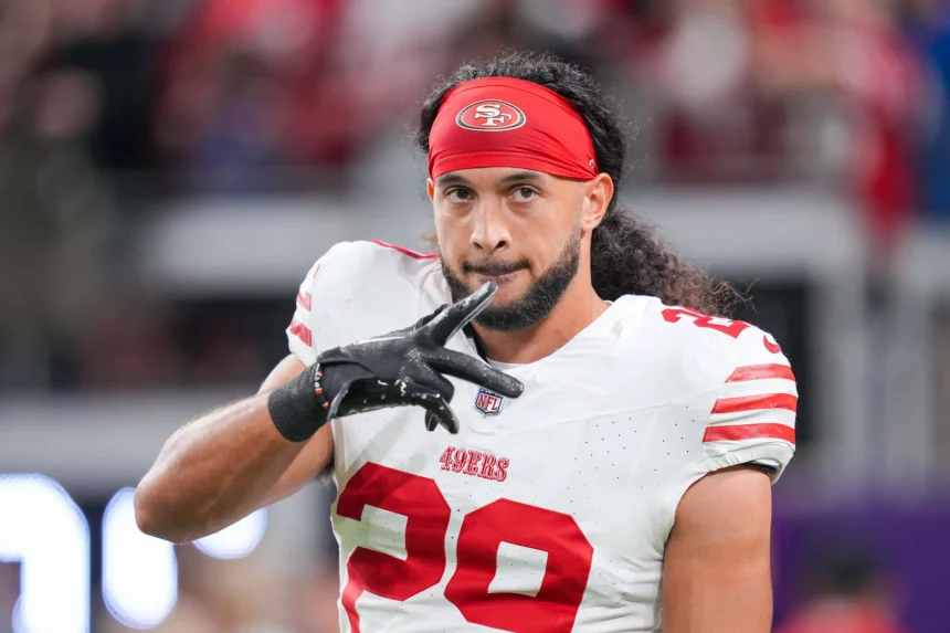 FootballR - NFL - Ein 49ers-Footballspieler mit langen Haaren namens Talanoa Hufanga.