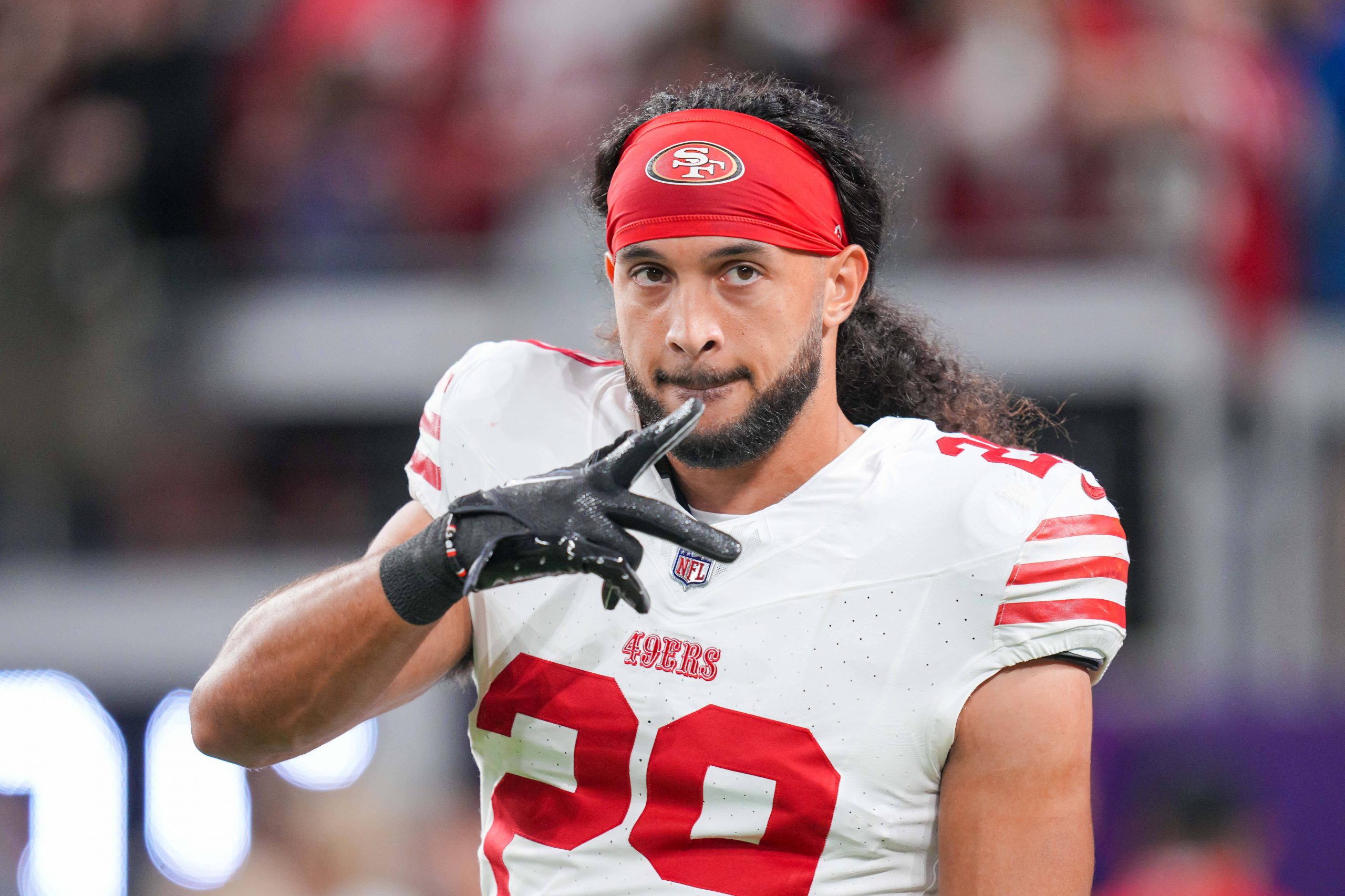 FootballR - NFL - Ein 49ers-Footballspieler mit langen Haaren namens Talanoa Hufanga.
