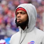 Damar Hamlin steht am Feld in Buffalo Bills Gear und sieht zu. Rückkehr nach Cincinnati wird emotional.