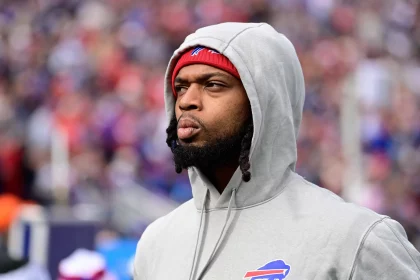 Damar Hamlin steht am Feld in Buffalo Bills Gear und sieht zu. Rückkehr nach Cincinnati wird emotional.