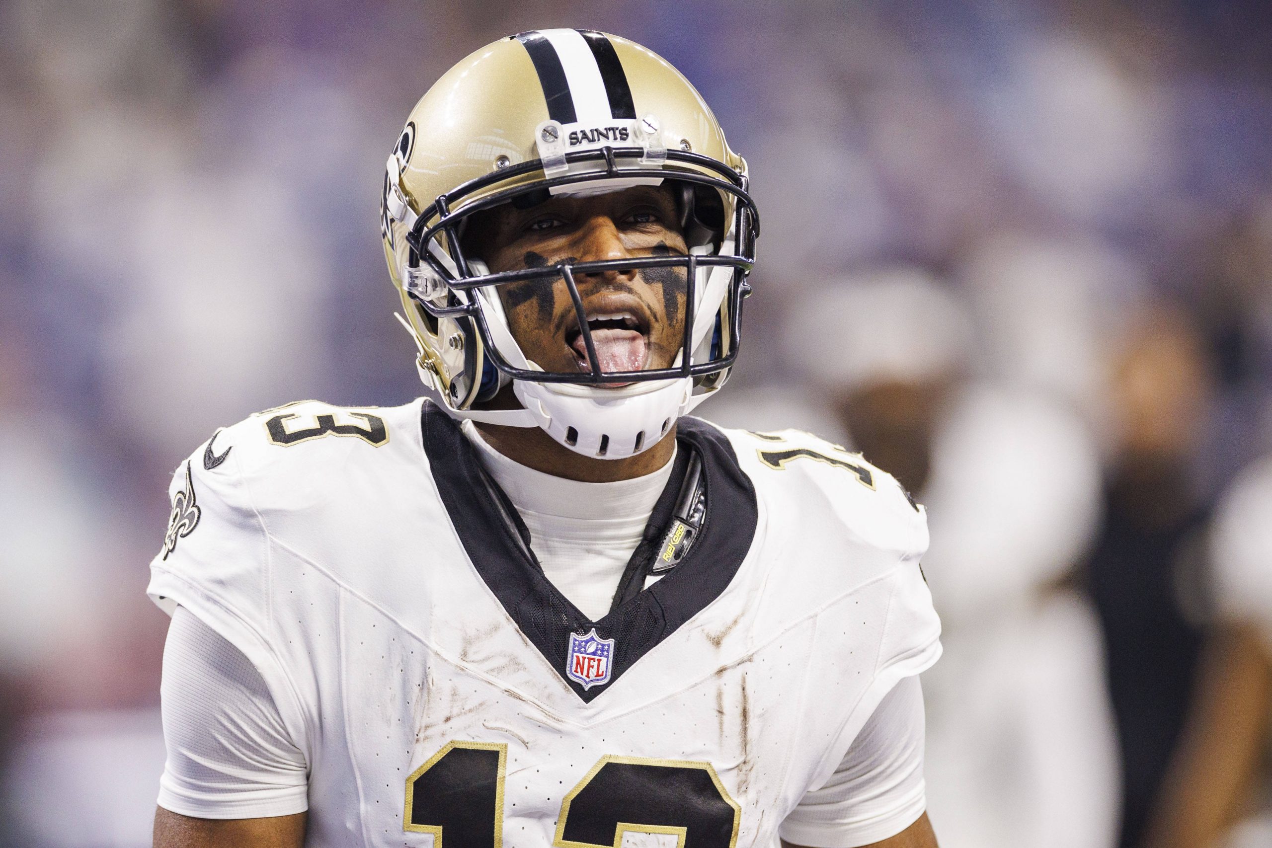 FootballR - NFL - Der NFL-Star Michael Thomas, ein Footballspieler der New Orleans Saints, hat den Mund offen.