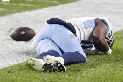 Titans Receiver Treylon Burks blieb nach missglücktem Catch verletzt und regungslos liegen
