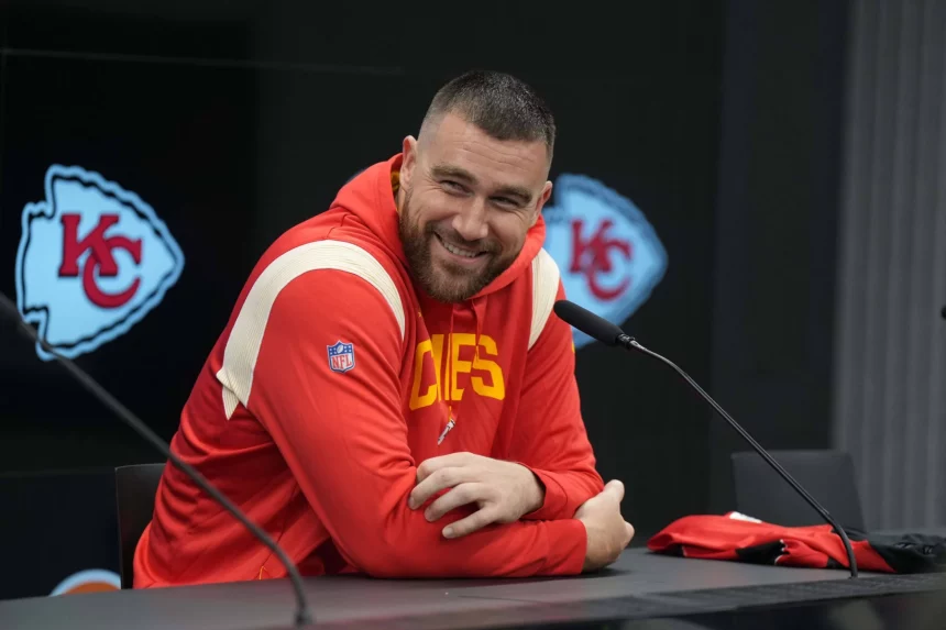 Chiefs Tight End Travis Kelce bei der Pressekonferenz in Frankfurt