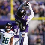 Baltimore Ravens Defense - Geno Stone fängt einen Pass von Geno Smith ab.